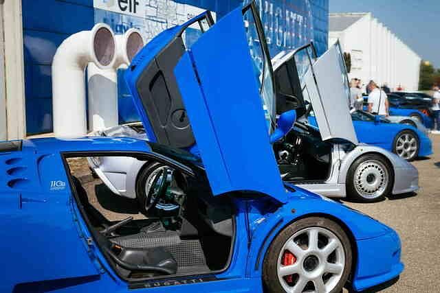 Bugatti EB 110 vor dem Werk Campogalliano in Italien