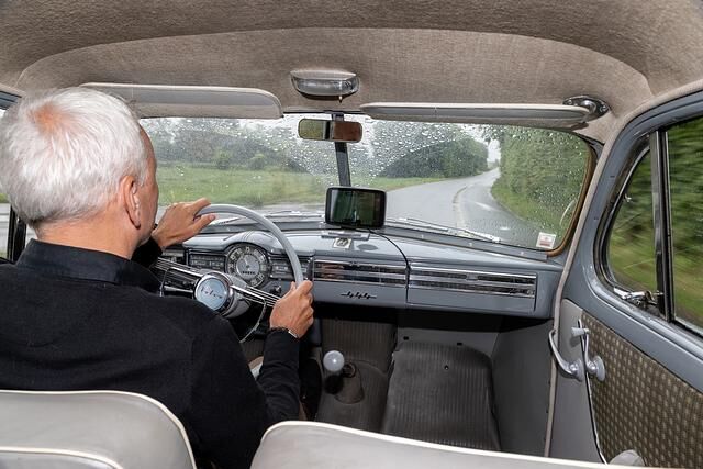 Der Fahrvergleich zwischen einem Volvo Baujahr 1957 und einem von 2021 macht aber auch klar, was Autofahren in den vergangenen Jahrzehnten verloren hat