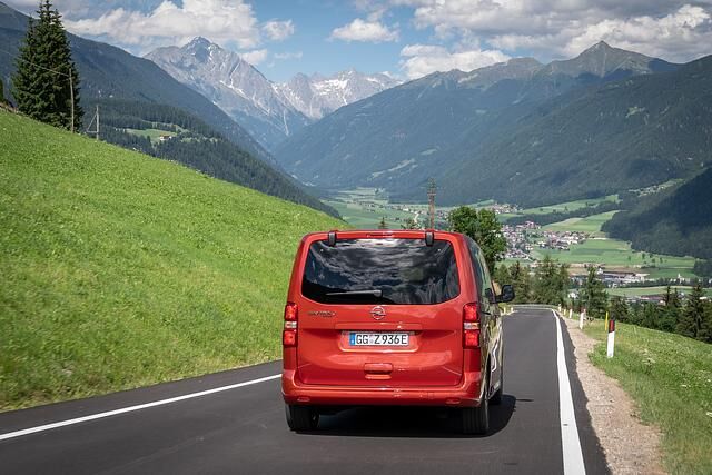 Und bei einem Startpreis von 55.271 Euro bleibt dafür gemessen an den elektrischen Riesen der Pkw-Konkurrenz auch noch genügend Budget in der Reisekass