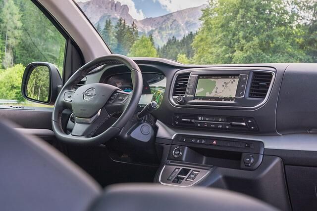 Der Fahrerarbeitsplatz ist ergonomisch eingerichtet