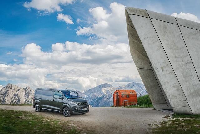 Opel ist mit den Zwillingen Zafira-E und Vivaro-E angetreten, um zu beweisen, dass Akku-Autos auch in den Alpen taugen