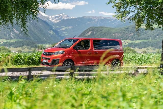 Statt auf den Tacho schaut man deshalb lieber aus dem Fenster und genießt ein Panorama, wie man es im Pkw selten zu sehen bekommt