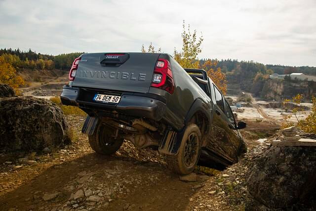 Die Allradversionen nehmen ohnehin fast alles unters grobe Profil, was da so auf sie zukommt