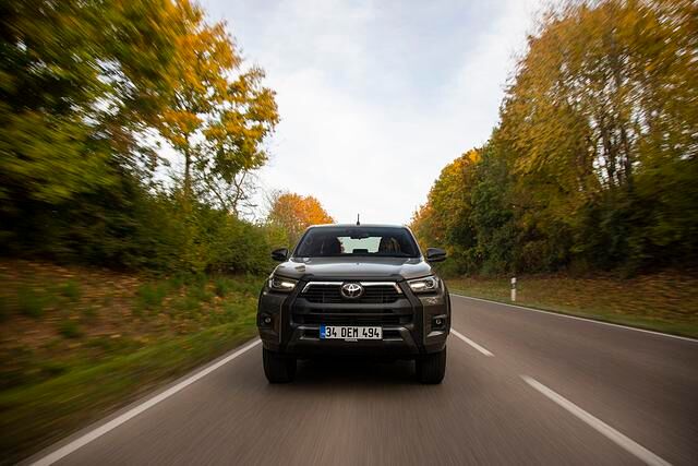 Die Frontpartie wurde erneut aus dem Vollen gefräst. Bulliger Kühlergrill, überarbeiteter Stoßfänger, auf Wunsch neue LED-Lichter vorne und hinten, sowie schwarze 18-Zoll-Aluräder