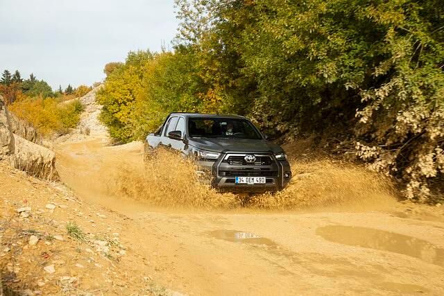 Böschungen im Winkel von bis zu 29 Grad (rückwärts 26 Grad) ebenso wie amtliche Flussdurchquerungen bis zu einer Tiefe bis zu 70 Zentimetern kann der Hiluxr