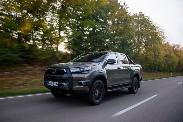 Aber mit seinen 5,33 Meter und einem Wendekreis von ausufernden 12,60 Meter (4x4 Version: 12,80 Meter) wird der Hilux nicht plötzlich ins hippe Szeneviertel der Großstadt wechseln