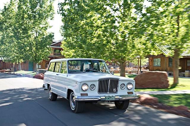 Als Antwort auf den International Harvester Scout brachte Jeep 1962 den Wagoneer als Pionier der Offroader im Kombi-Look