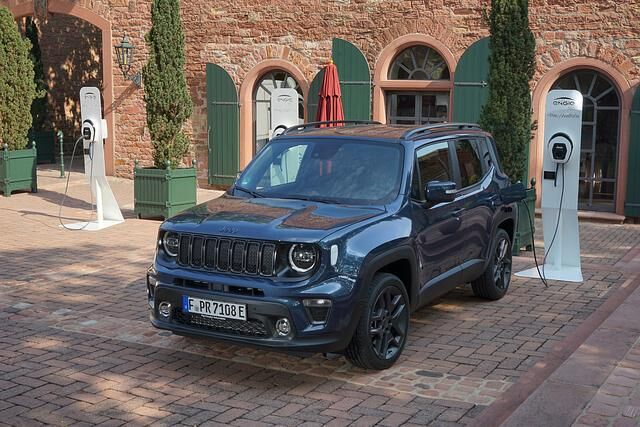 Jeep treibt die Elektrifizierung seines Modellprogramms voran, so gibt es u.a. Renegade, Compass und Wrangler und künftig auch den Grand Cherokee als Plug-in-Hybride