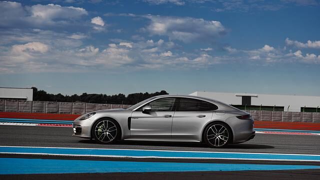 Der Panamera kann an Haushaltsstrom ebenso andocken wie an der stärkeren 7,3 kWh-Quelle