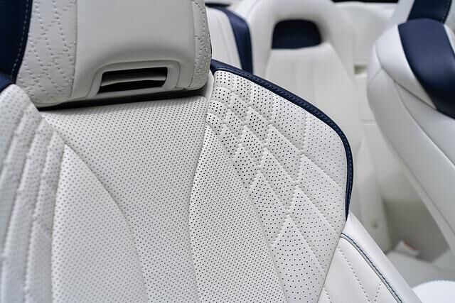 Die Sitze lassen sich klimatisieren, ist es kühl bei Offenfahrten, kommt auf Wunsch Warmluft aus der Nackenstütze