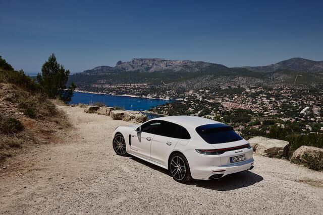 Im Hybridmodus entscheidet der Bordrechner, wie sich die beiden Triebwerke die gemeinsame Arbeit unter sich aufteilen