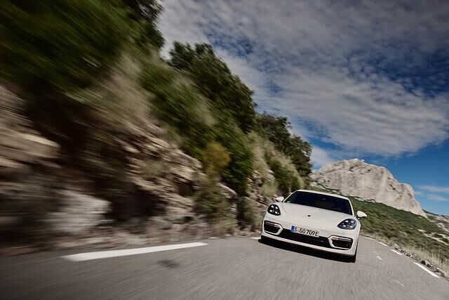 Beim Lupfen des Pedals zum Rollen und Segeln schalten sich die sechs Zylinder des Panamera 4S aus, die Energie fließt in die Batterie