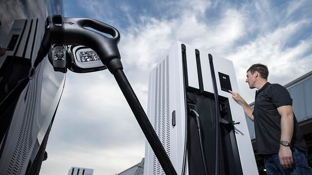 Den Batterie-Experten gelang es, die Ladefähig der Zellen so zu optimieren, dass an einer DC-Schnellladesäule (Gleichstrom) innerhalb von 15 Minuten bis zu 300 Kilometer Fahrstrecke „nachgetankt“...