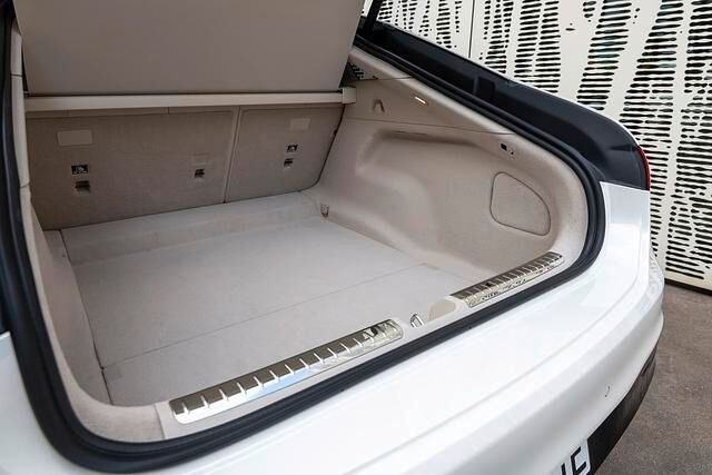 Bis zu 1.760 Liter fasst der Kofferraum des EQS bei umgeklappten Rückenlehnen 