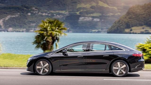 Beim EQS 580 4Matic sitzt auch ein Elektromotor (135 kW) an der Vorderachse. Das allradgetriebene Topmodell kommt so auf eine Gesamtleistung von 385 kW/524 PS