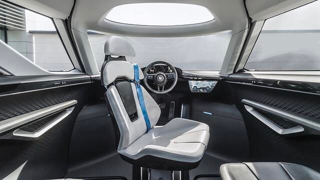 Das Cockpit im Porsche Renndienst könnte auch aus einem Science-Fiction-Raumschiff stammen