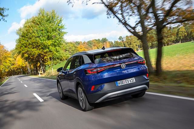 Bei sommerlichen Testbedingungen - aber auch nicht gerade bei Hitze - kamen wir auf Reichweiten um 450 Kilometer