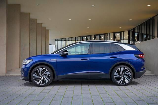 Der VW ID 4 streckt sich auf eine Länge von 4,58 Metern