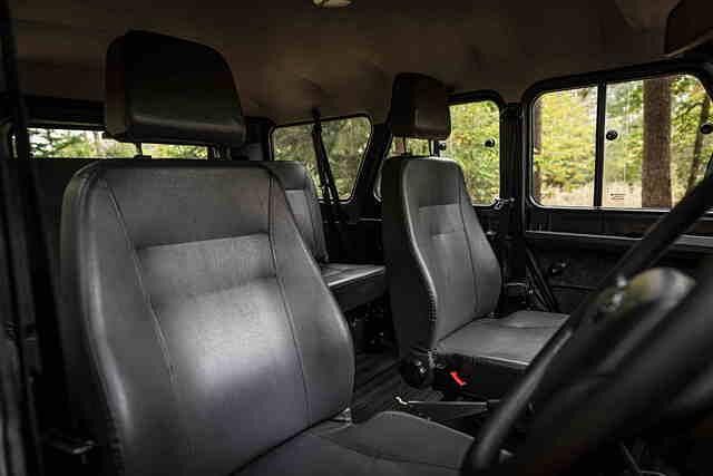 Bei den Sitzen scheint irgendwo in den 70er-Jahren die Entwicklung stehengeblieben zu sein