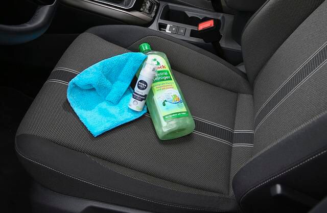 Ist alles ausgeräumt, wird das Fahrzeuginnere gereinigt