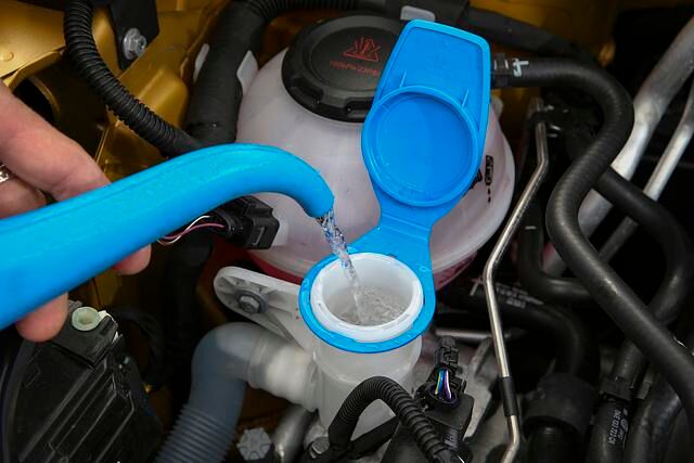 Beim Blick unter die Motorhaube werden Öl, Kühlwasser und Scheibenwischwasser überprüft und nötigenfalls aufgefüllt