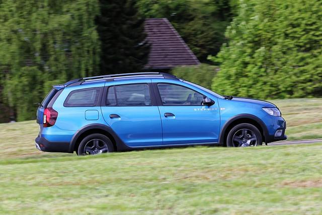 „Stepway“ wartet mit zweifarbiger Frontschürze, schwarzen Seitenschwellern und Radhausverbreiterungen sowie einem Unterfahrschutz am Heck auf