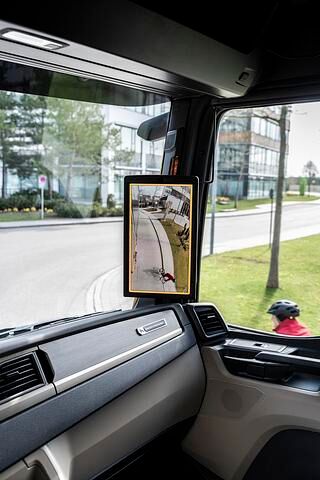 Angezeigt werden deren Bilder live und digital zusammengefügt auf zwei mehr als 20 Zentimeter großen Displays, die senkrecht vor den A-Säulen montiert sind