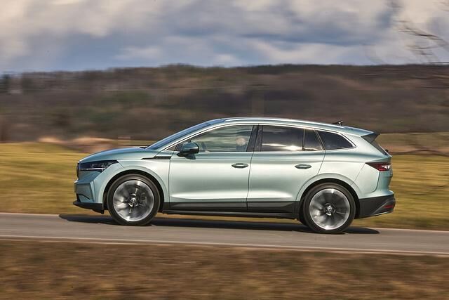 Das Ansprechverhalten ist elektro-typisch direkt, das Fahrwerk eher auf entspanntes Cruisen abgestimmt