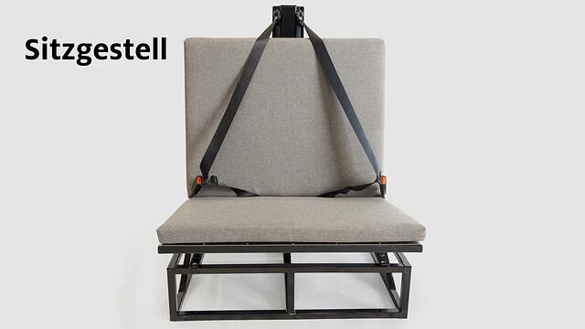 Die Rückbank mit einfachem Metallgestell konnte die Insassen vor schweren Verletzungen schützen