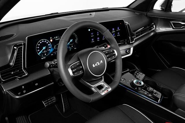 Vor allem das Kombiinstrument, ausgeführt als „Curved Display“ frappiert mit seiner wertigen Anmutung