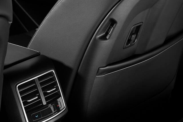 Außerdem finden sich vor allem im Fond viele praktische Details, darunter nicht nur USB-Ports in den Sitzlehnen, sondern auch diverse Haken, um Jacken oder andere Kleidungsstücke akkurat verstauen...