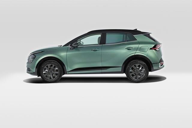 Vor allem in der Seitenansicht wirkt er wuchtig, ersetzt zumindest in dieser Perspektive das milde SUV-Flair sogar fast ein bisschen durch Geländewagen-Charakter mit der massiven Flanke und den...