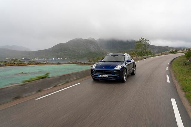 Damit so ein hochbeiniger SUV auch bei schnellen Kurvenfahrten einem noch dynamischeren 911er folgen kann, oder es zumindest mal versuchen möchte, wurde das Fahrwerk optimiert und eine neue...