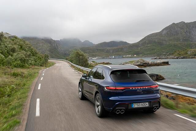 Farbig geht's zu, drei der insgesamt 14 Außenfarben sind neu in der Baureihe: Enzianblaumetallic, Papayametallic und Pythongrün