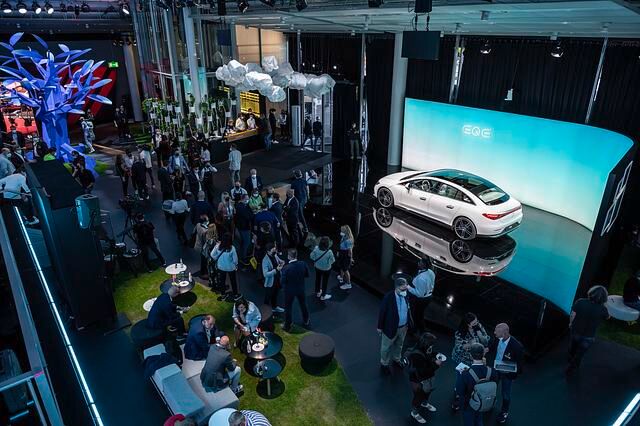 Über 600 Kilometer weit kommt  der Mercedes EQE, der elektrische Cousin der E-Klasse, der nicht zuletzt dem Tesla Model S Kundschaft abjagen soll