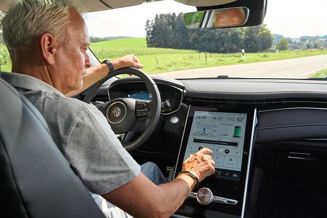 Schnell und übersichtlich - 19,4-Zoll-Touchscreen in der Mittelkonsole