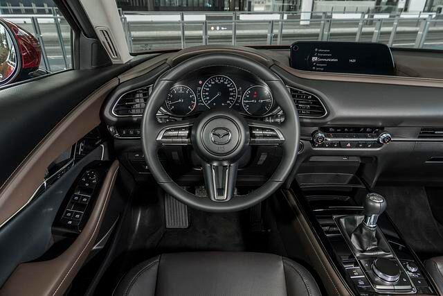 Der Innenraum überzeugt mit seiner fehlerfreien Verarbeitung, guten Sitzen und schönen Instrumenten