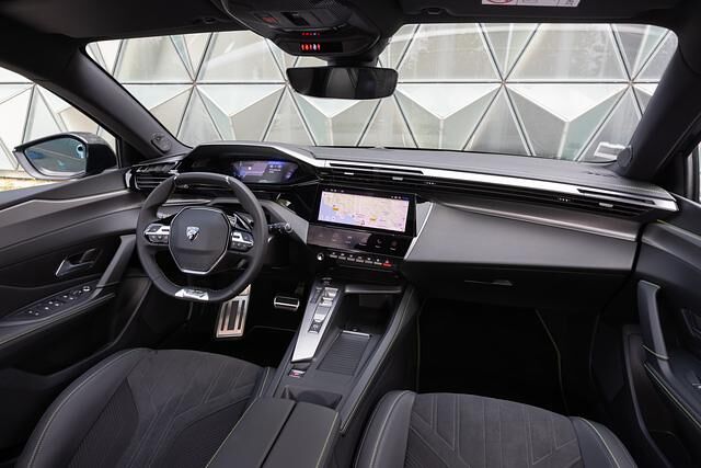 Zentrales Element bleibt der große Touchscreen in der Mitte der Armaturentafel