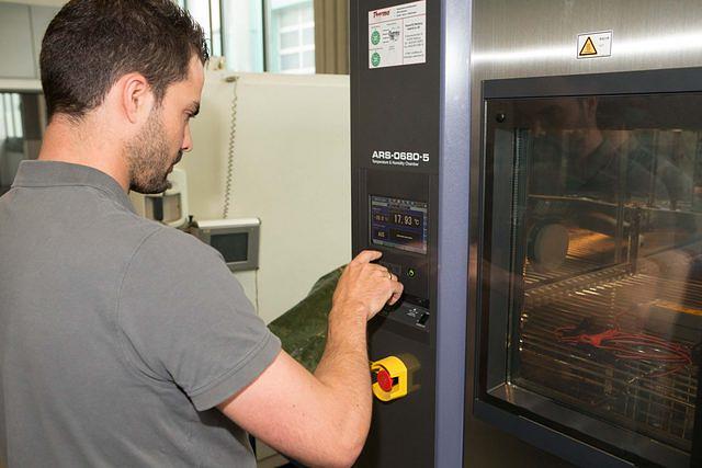 Die KÜS hat acht Batterieladegeräte genauer untersucht