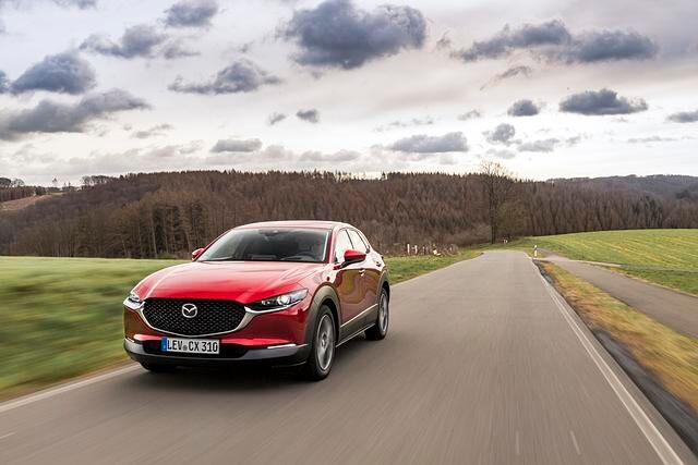 Beim Mazda CX-30 sorgen ein ein prima abgestimmtes und wunderbar zu schaltendes Sechsgang-Getriebe sowie ein eher sportlich ausgelegtes Fahrwerk für Spaß 