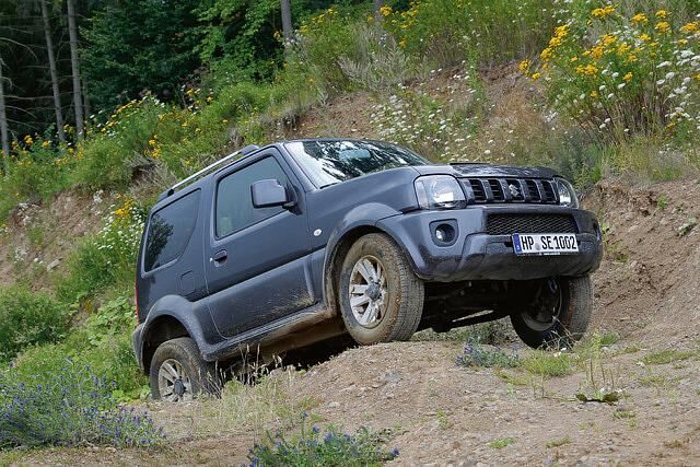 Den Suzuki Jimny gab es als geschlossenen Dreitürer mit vier Sitzplätzen, bis 2012 boten die Japaner zudem auch eine Cabrio-Variante mit Stoffdach an