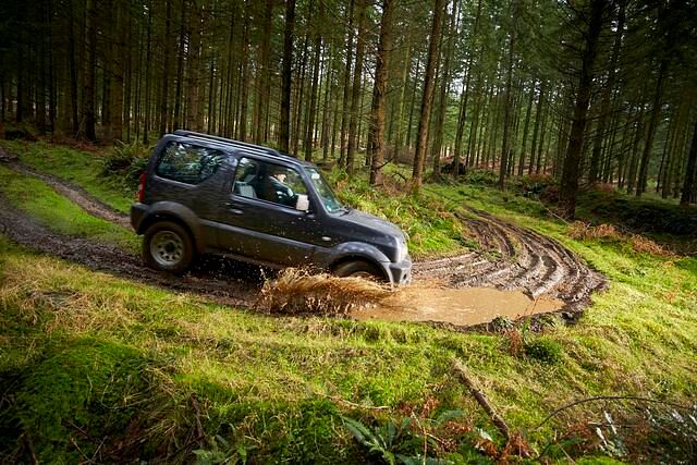 Über seine Produktionslaufzeit hatte Suzuki für den Jimny Vierzylinder-Benziner und -Diesel im Angebot