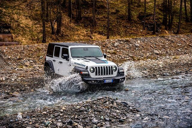 Auch der Wrangler mit Plug-in-Hybrid ist geländetauglich