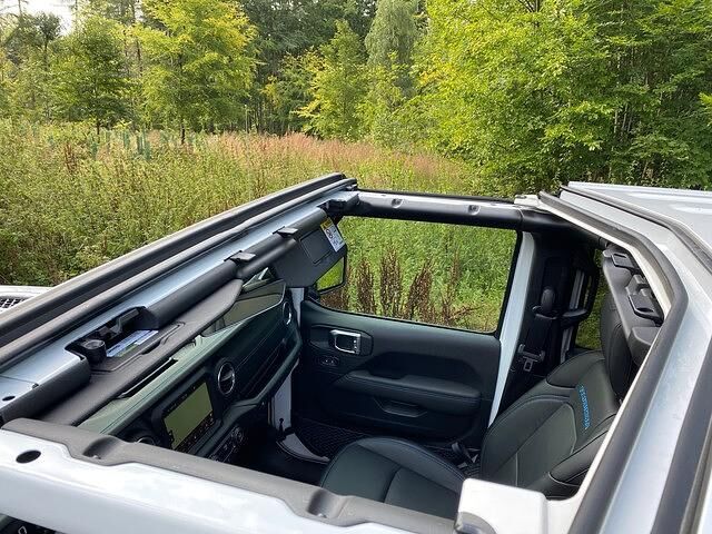 Nimmt man vorher mit ein paar Handgriffen noch die Dachschalen heraus und verwandelt so den Jeep in einer Art Targa-Cabrio, ist man der Natur so nahe wie man ihr auf Rädern nur kommen kann, ohne...