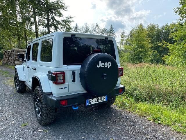Auch tiefe Pfützen und morastiger Boden sind nichts, was Auto oder Fahrer aus der Ruhe bringen könnte