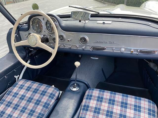 Zeittypisch dürre Sportsesselchen in traditionellem Karo-Stoff und ein betörend schönes Instrumentarium mit vielen mechanischen Anzeigen, darunter für Öldruck- und Temperatur, schaffen echtes...