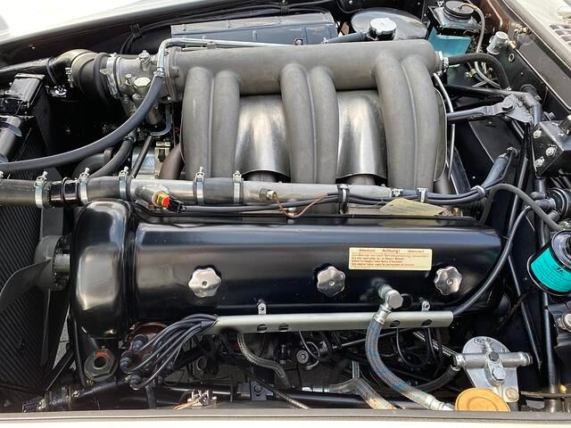 Der 3,0-l-Reihensechszylinder des Mercedes 300 SL Coupé  leistet 158 kW/215 PS