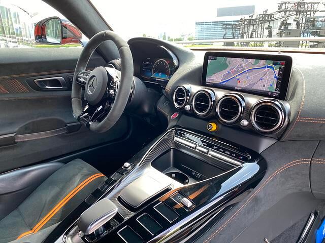 Wer ein bisschen Übung hat, zirkelt den Straßen-Rennsportler mit dem griffigen Alcantara-Lenkrad unglaublich schnell über windungsreiche Landstraßen