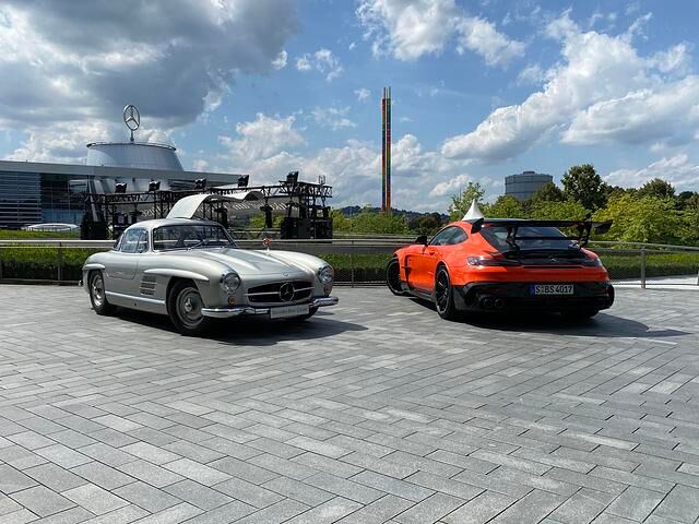 An Faszination nehmen sich die beiden Ausnahme-Autos nichts