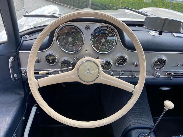 Viel Metall im Innenraum und Bakelit für Lenkrad wie Schaltknauf verströmen Mercedes-Flair der obersten Kategorie